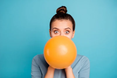 Pessoa enchendo um balão de ar